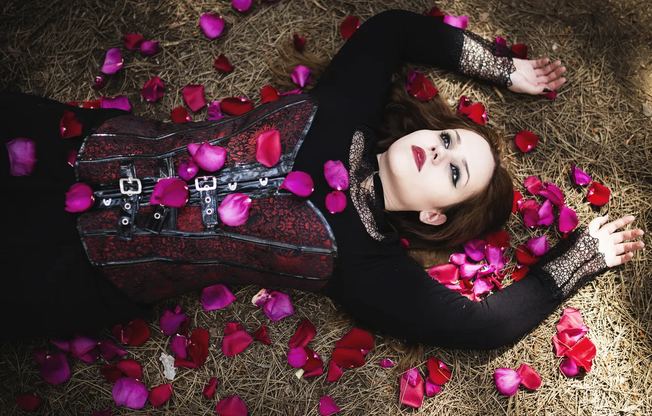 Фото обои девушка, цветы, красный, стиль, поляна, руки, макияж, лепестки