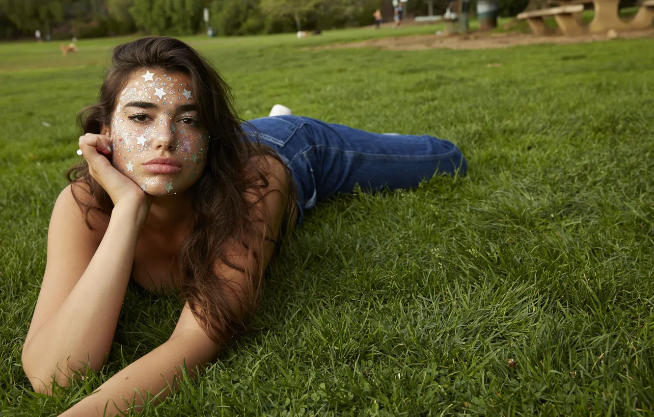 Фото обои трава, взгляд, макияж, лежит, Dua Lipa