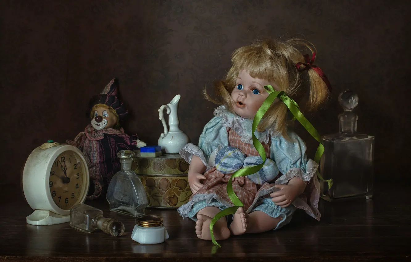Фото обои пузырьки, стиль, игрушки, часы, кукла, клоун, будильник, флаконы