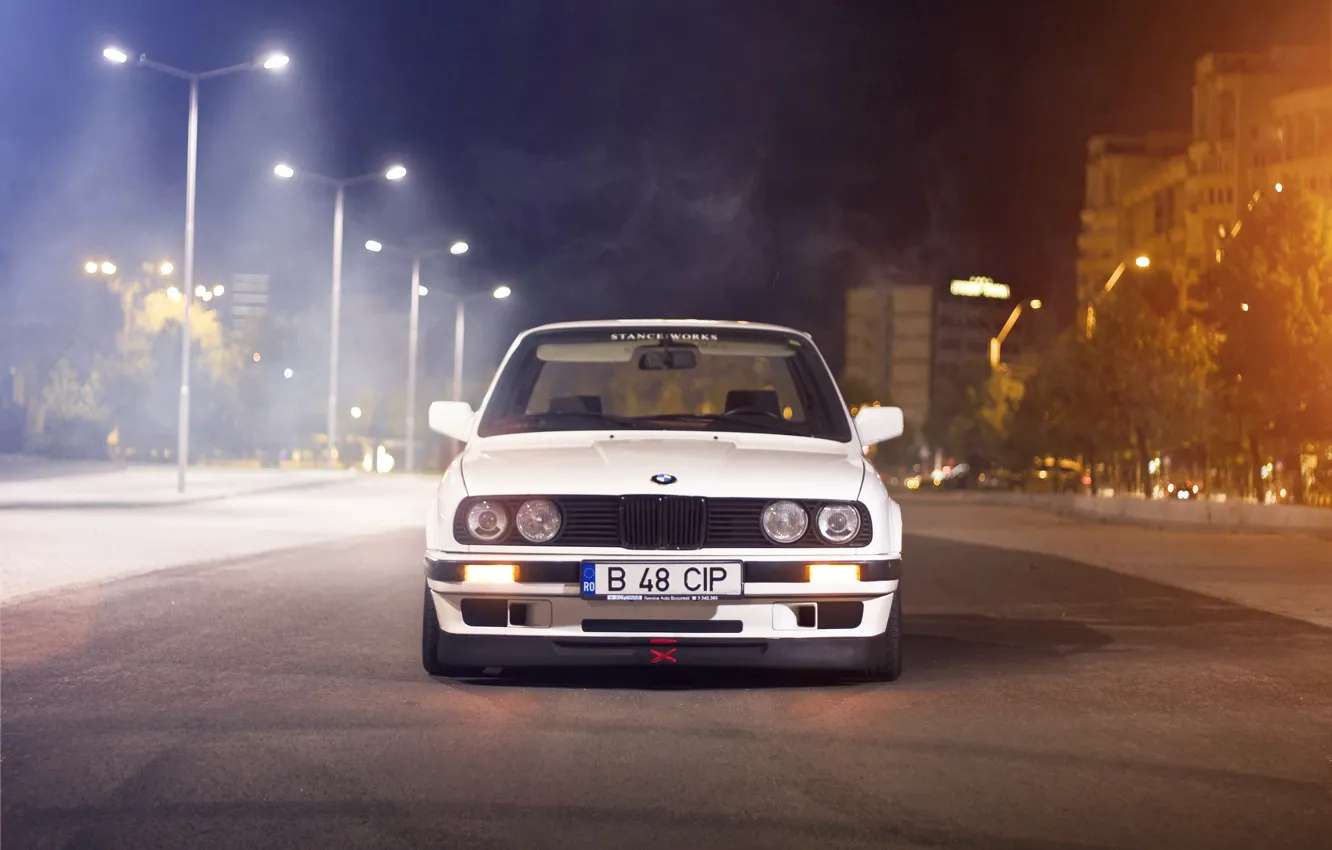 Фото обои белый, ночь, улица, бмв, BMW, white, блик, E30