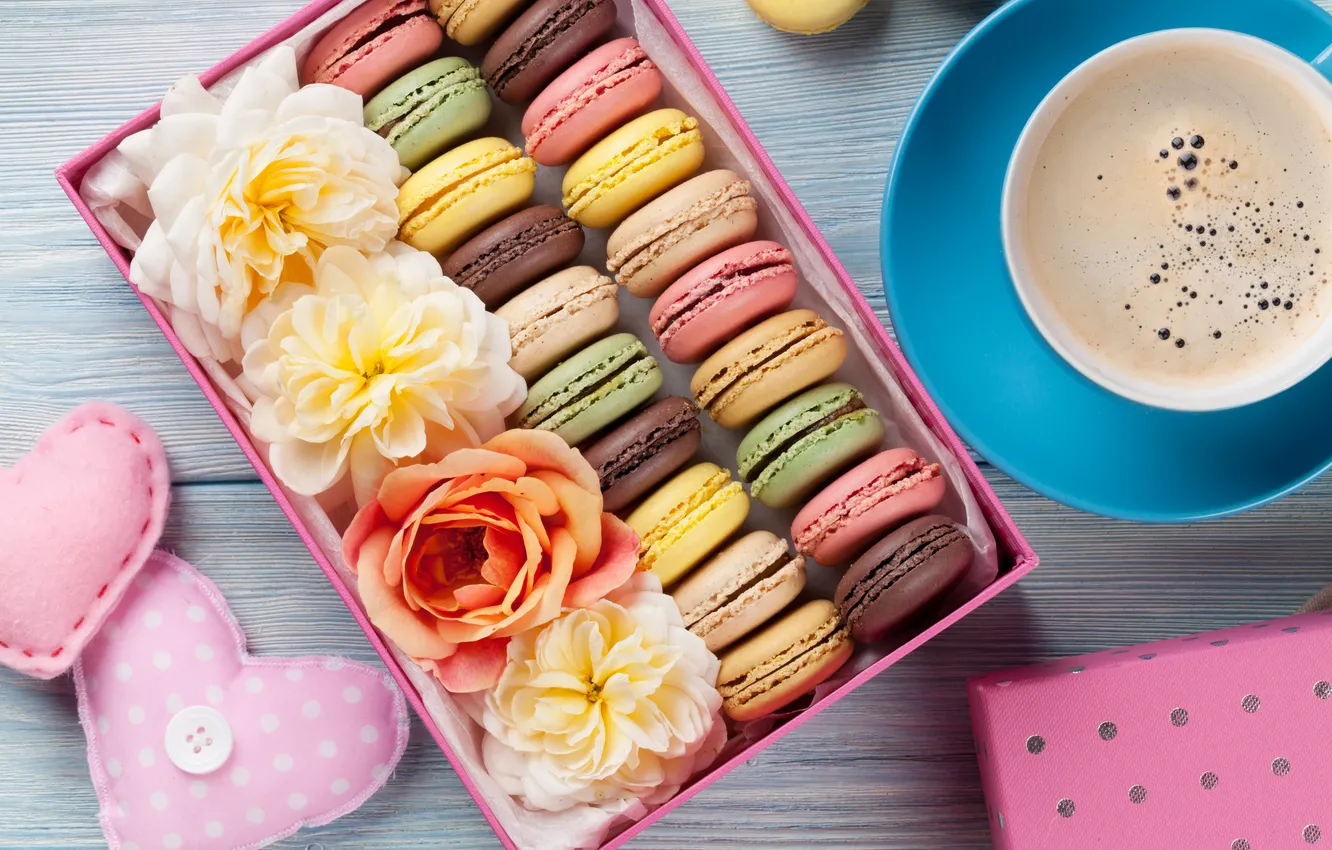 Фото обои цветы, подарок, colorful, wood, pink, flowers, coffee cup, macarons