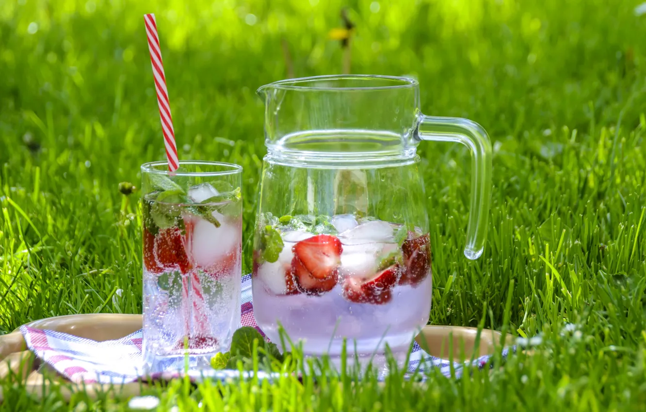Фото обои лед, трава, стакан, клубника, напиток, кувшин, лимонад