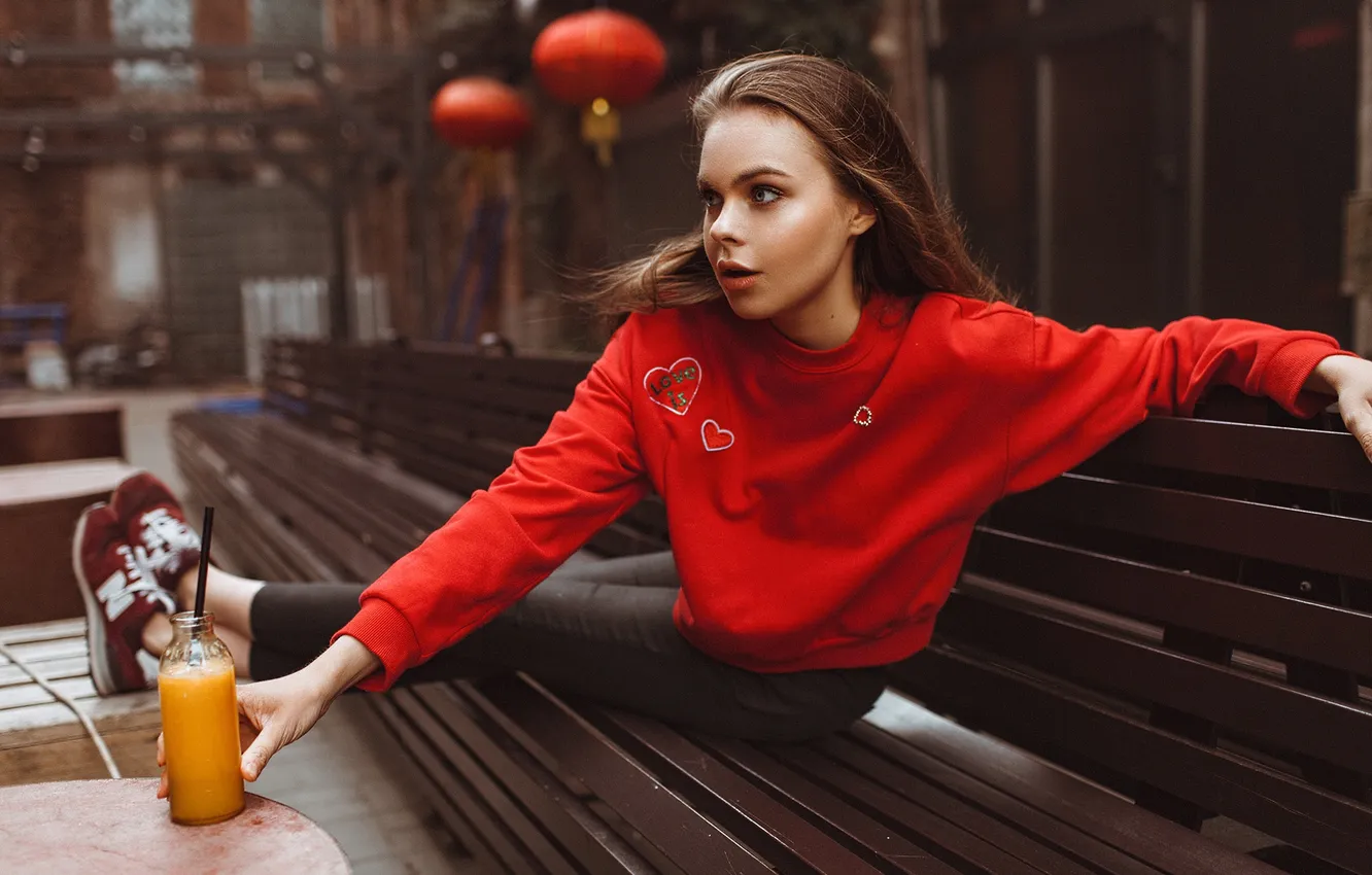 Фото обои juice, model, women, brunette, bench, drink, sitting, portrait