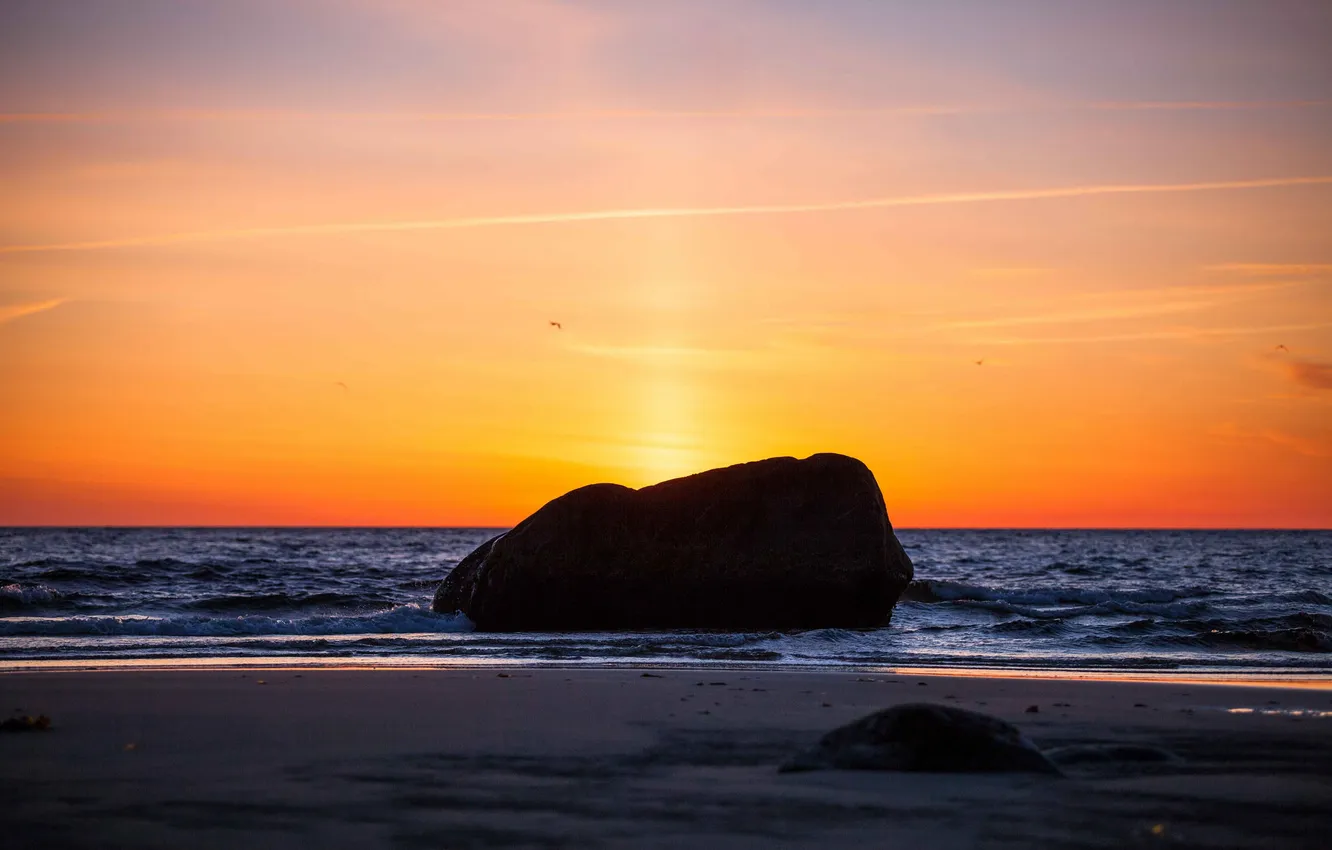 Фото обои море, волны, пляж, солнце, камень, горизонт, оранжевое небо, sunries
