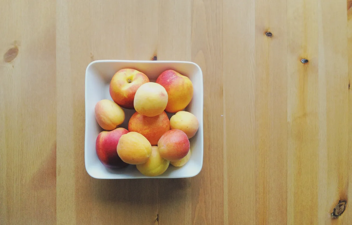 Фото обои стол, еда, тарелка, фрукты, персики