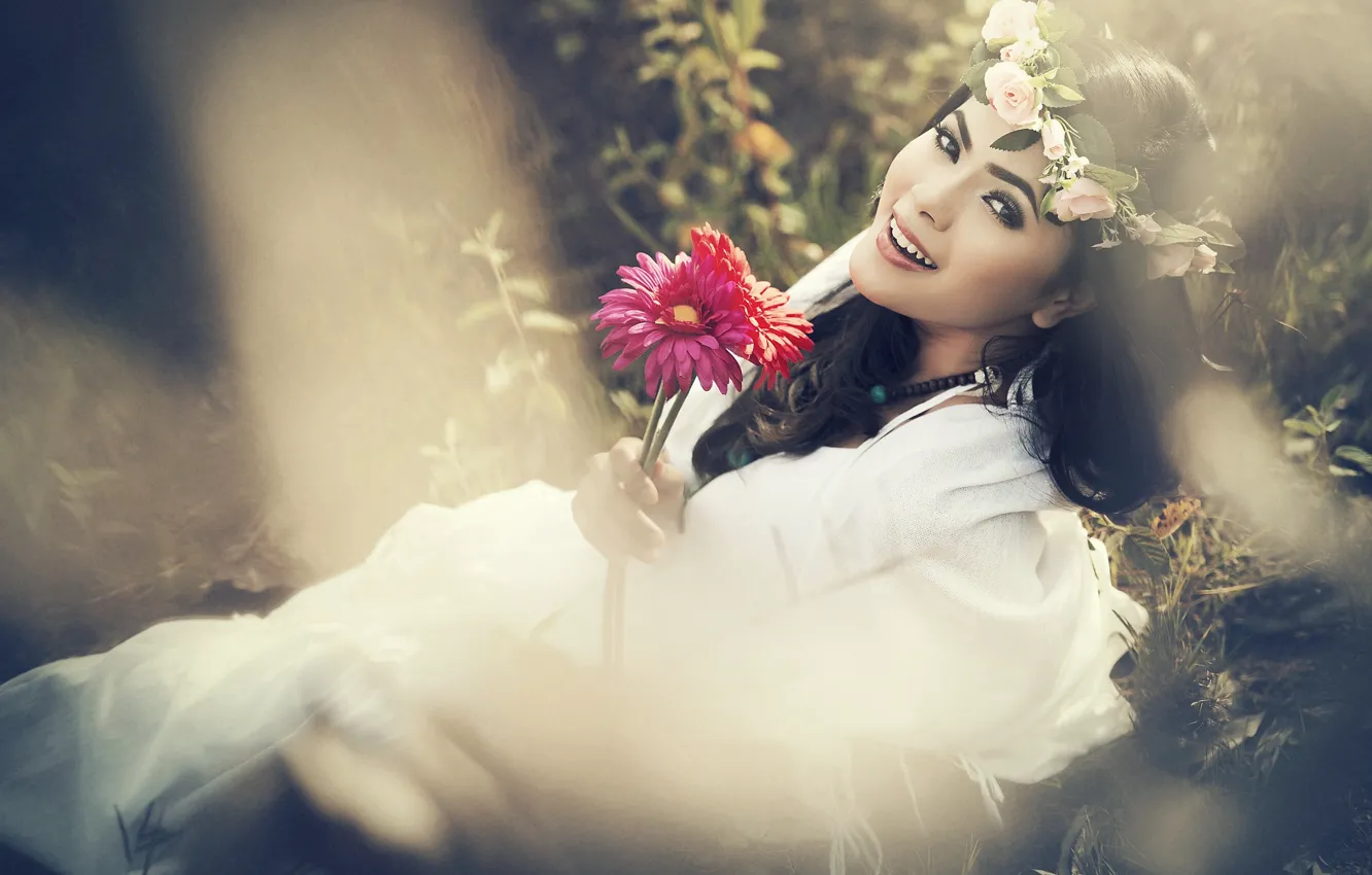Фото обои лето, девушка, цветы, природа, улыбка, розы, брюнетка, герберы