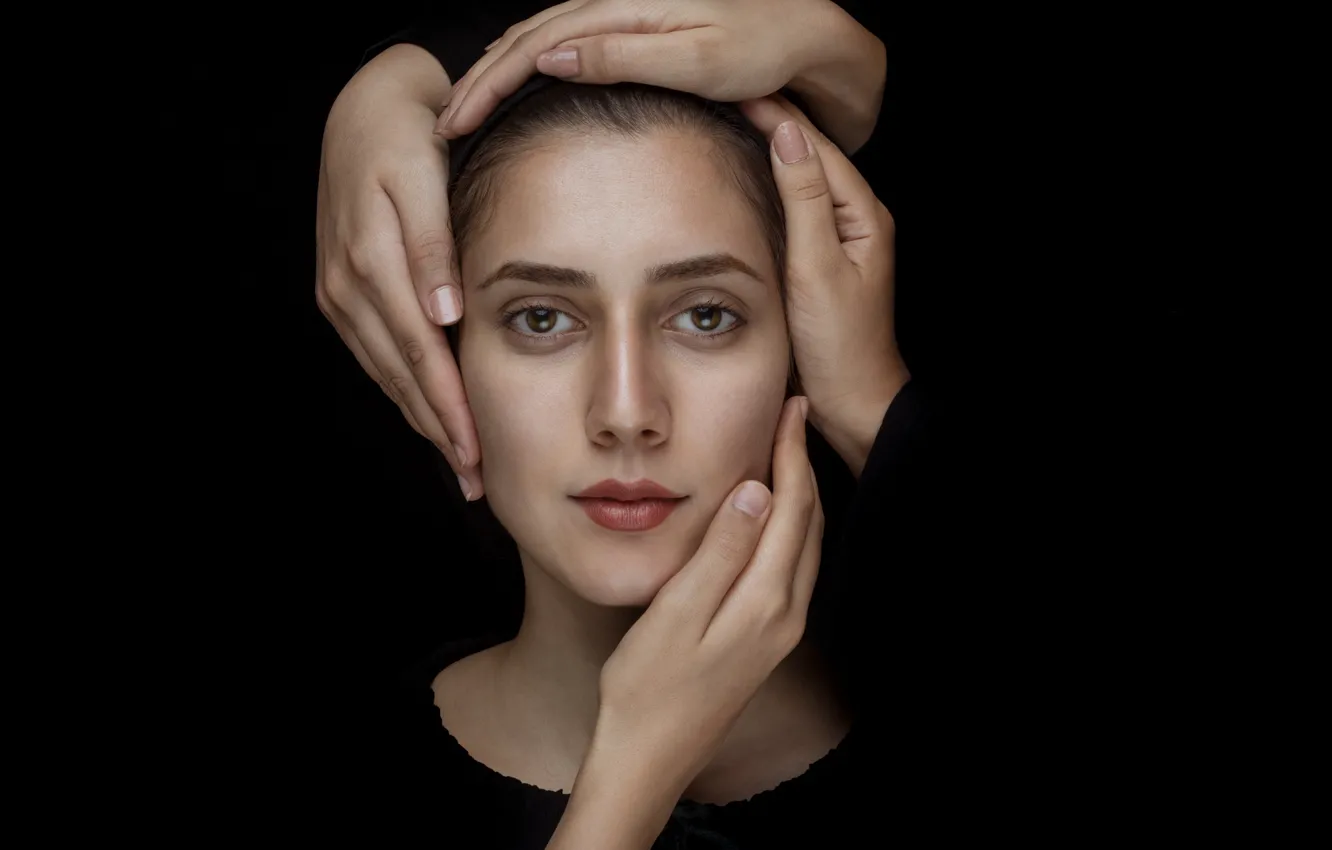 Фото обои портрет, руки, кареглазая, Hands