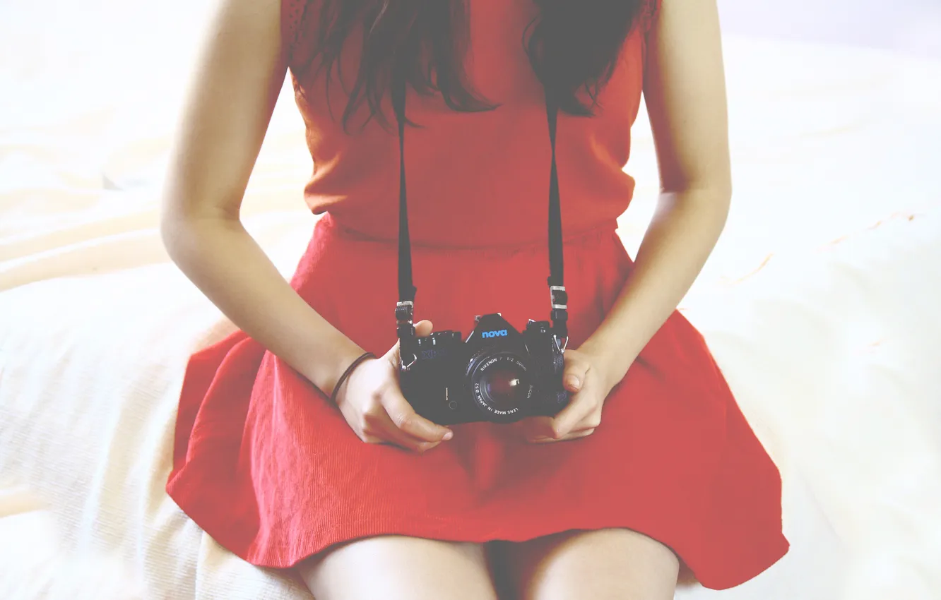 Фото обои красное, камера, платье, фотоаппарат, объектив