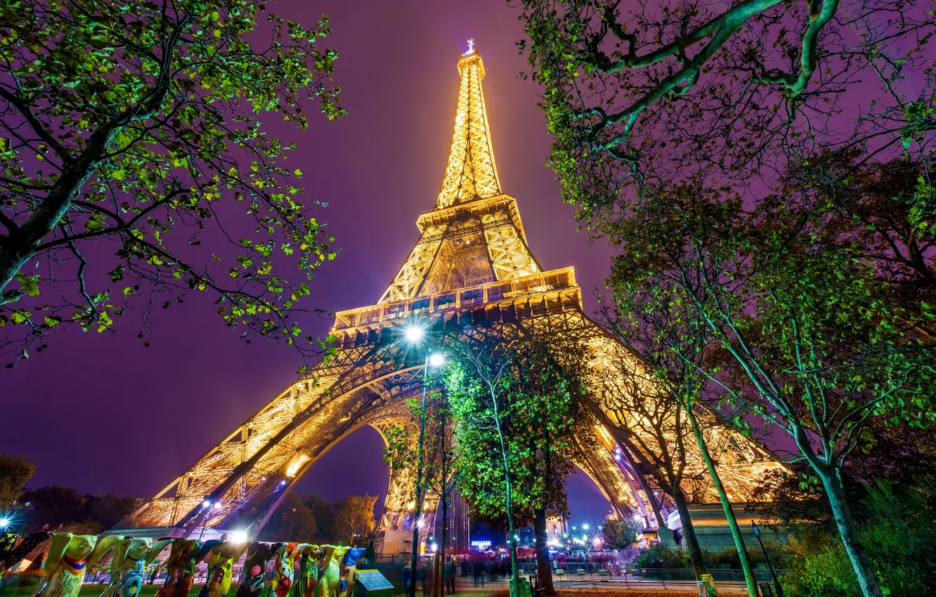 Фото обои деревья, ночь, огни, люди, Париж, башня, вечер