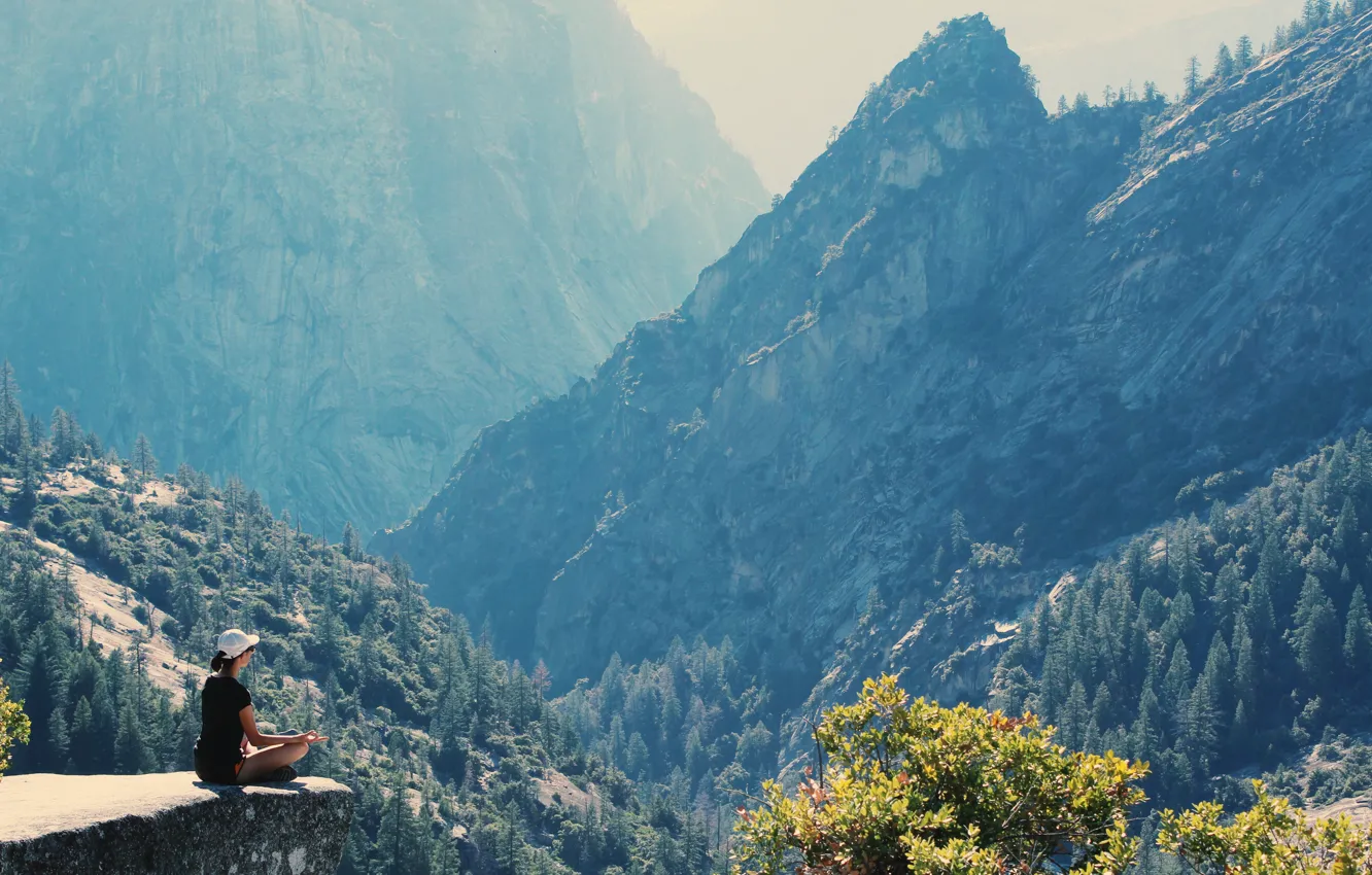 Фото обои деревья, горы, простор, trees, mountains, красота природы, летний день, sitting girl