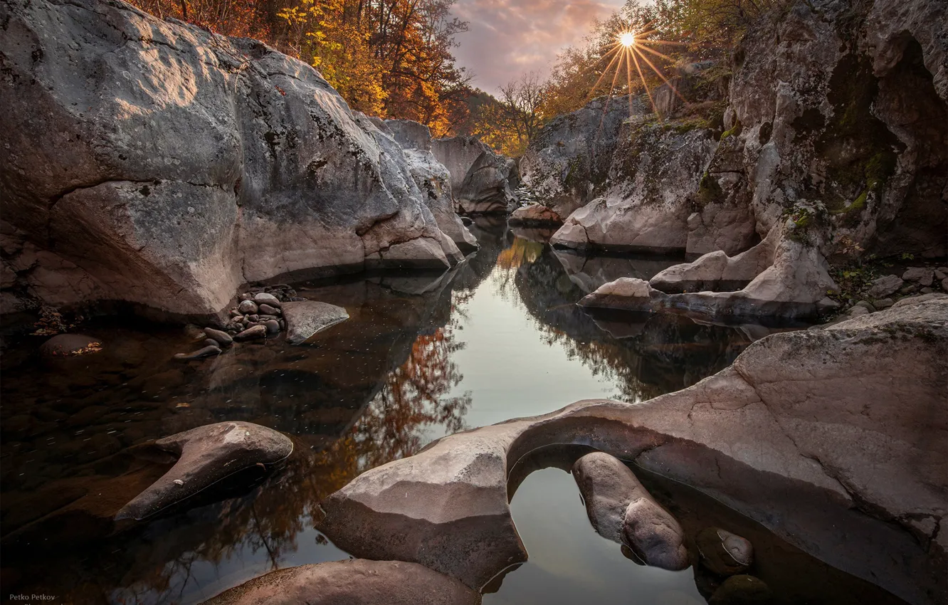 Фото обои осень, солнце, лучи, деревья, пейзаж, природа, река, камни