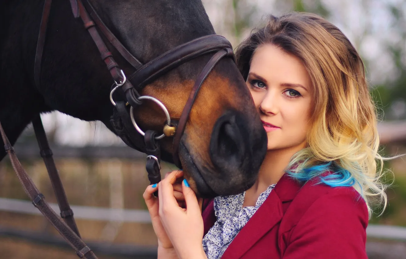 Фото обои взгляд, девушка, поза, улыбка, конь, милая, лошадь, портрет