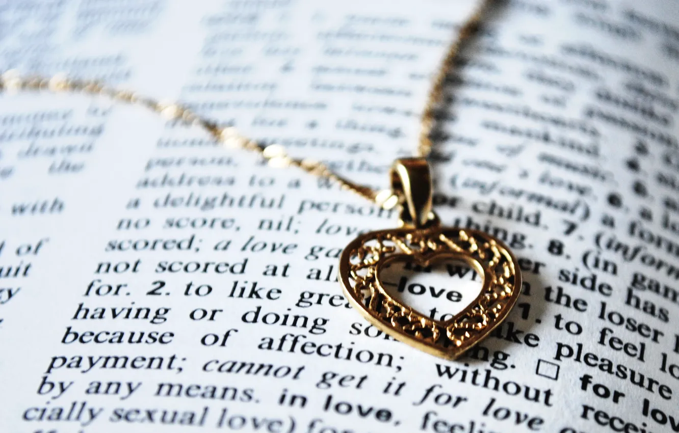 Фото обои сердце, кулон, книга, love, цепочка, слово