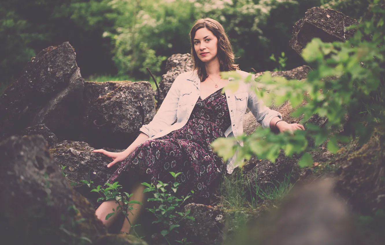 Фото обои sunlight, rocks, dress, woman