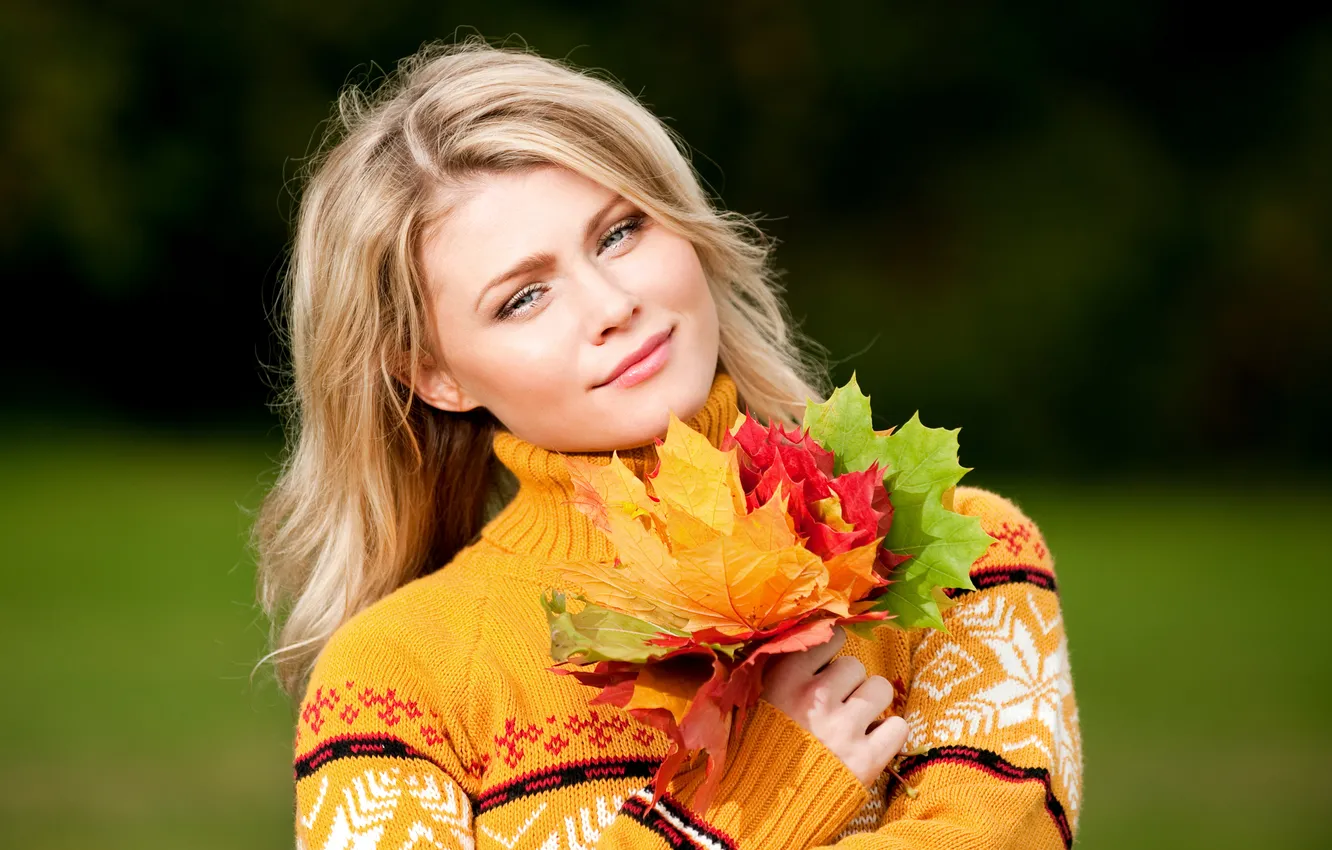 Фото обои осень, листья, девушка, улыбка, блондинка, свитер