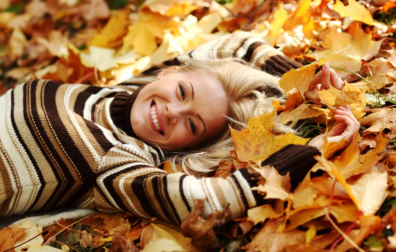 Фото обои осень, листья, девушка, улыбка, желтые, блондинка, лежит, свитер
