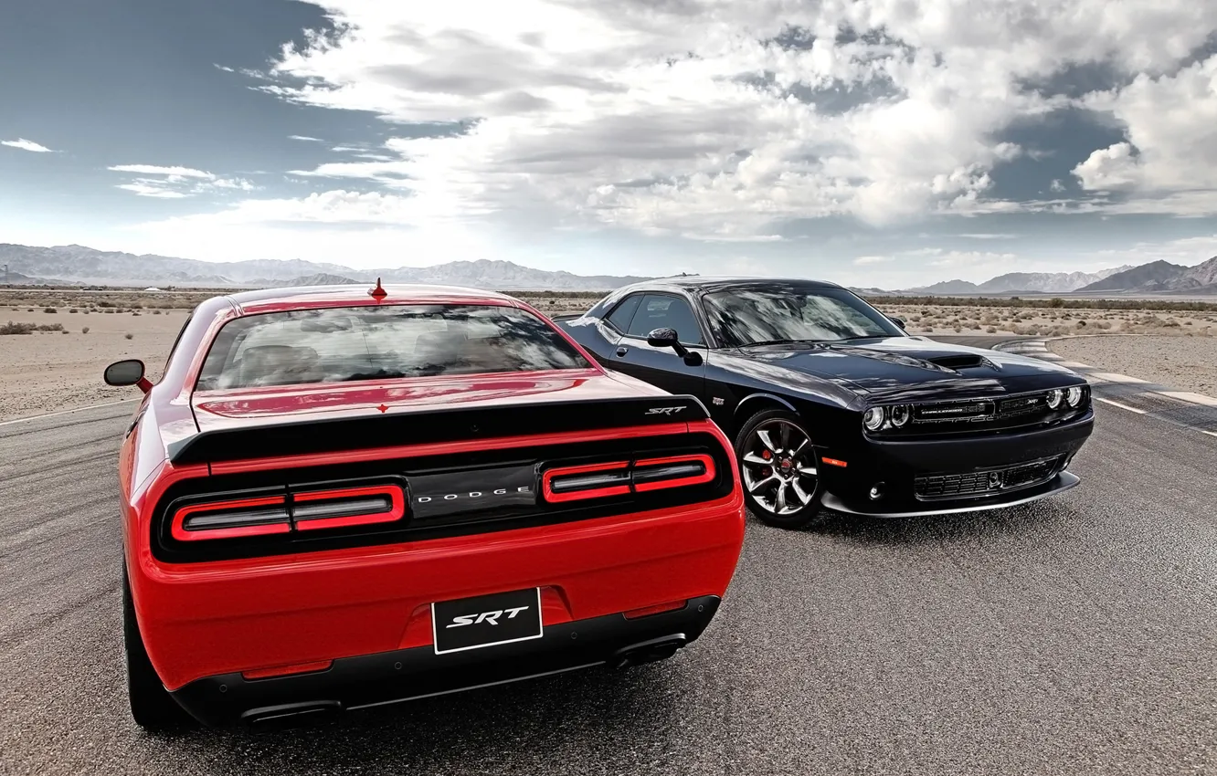 Фото обои дорога, небо, облака, красный, чёрный, Додж, Dodge, Challenger