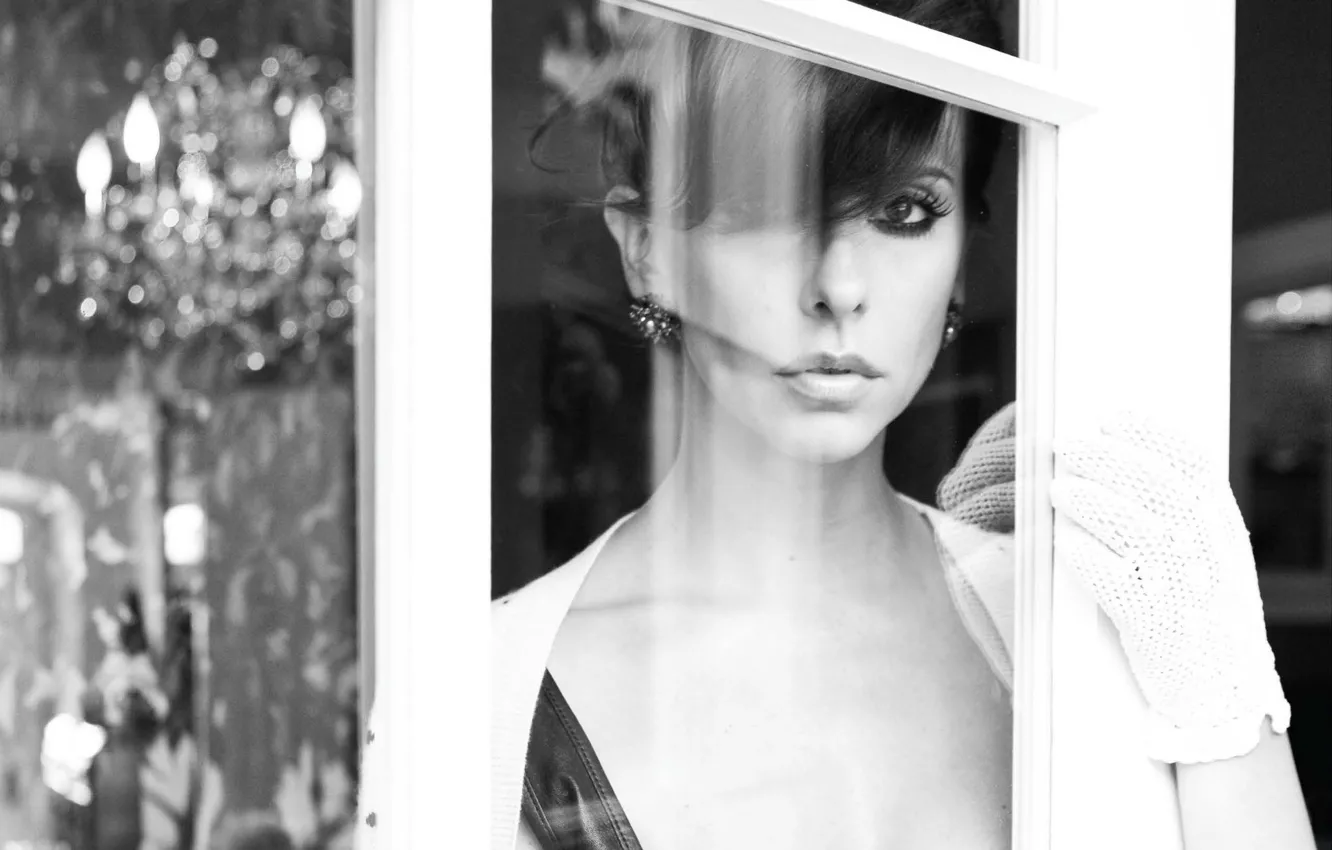 Фото обои взгляд, отражение, черно-белая, руки, актриса, окно, прическа, перчатки