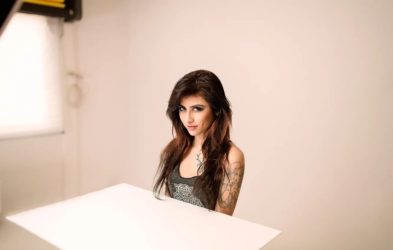 Фото обои портрет, веснушки, за столом