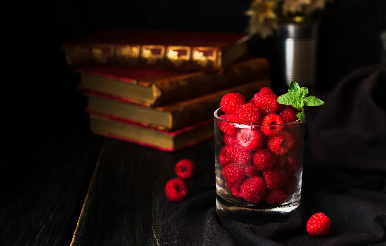 Фото обои стакан, ягоды, малина, темный фон, доски, книги, ткань, натюрморт