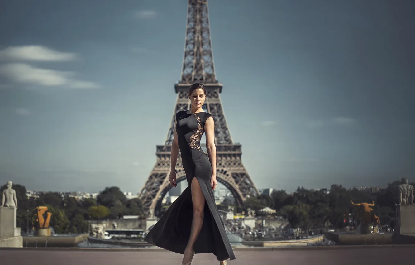Фото обои девушка, Париж, фигура, платье, Эйфелева башня