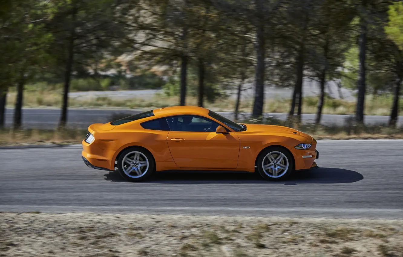 Фото обои оранжевый, движение, Ford, профиль, 2018, фастбэк, Mustang GT 5.0