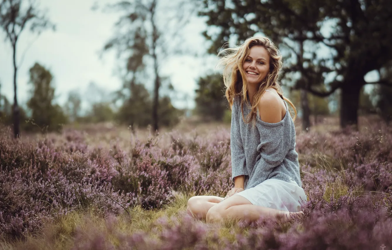 Фото обои girl, legs, brown eyes, photo, smile, photographer, flowers, model