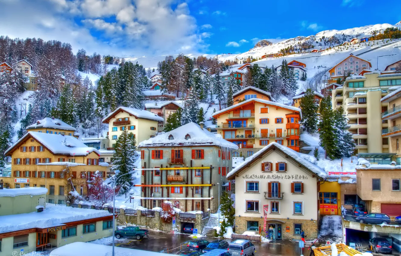 Фото обои зима, небо, снег, горы, дома, городок