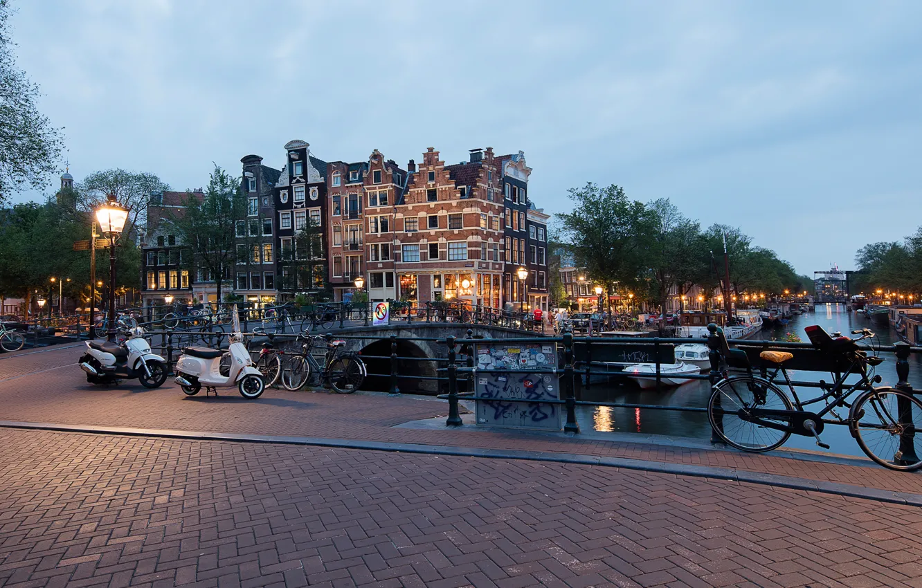 Фото обои деревья, огни, река, дома, яхты, вечер, Амстердам, фонари