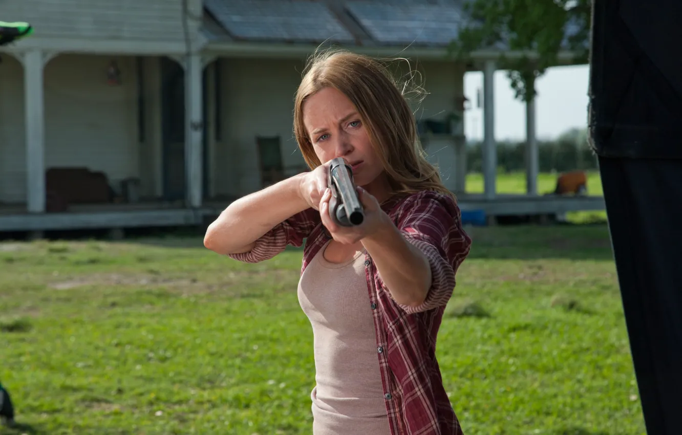 Фото обои оружие, дробовик, Эмили Блант, Emily Blunt, Петля времени, Looper