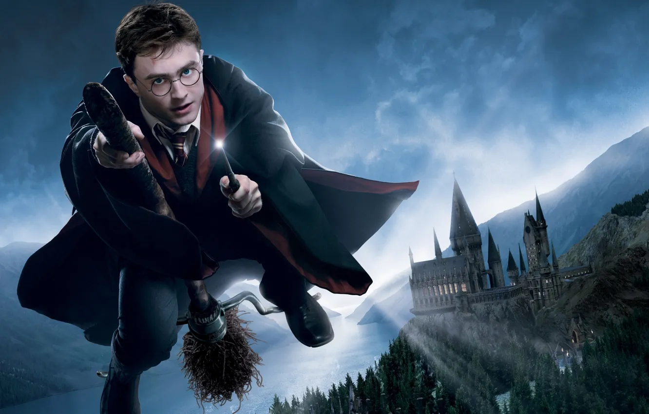 Фото обои полёт, метла, палочка, Hogwarts, Daniel Radcliffe, Хогвартс, Гарри Поттер и Орден Феникса, Harry Potter and …