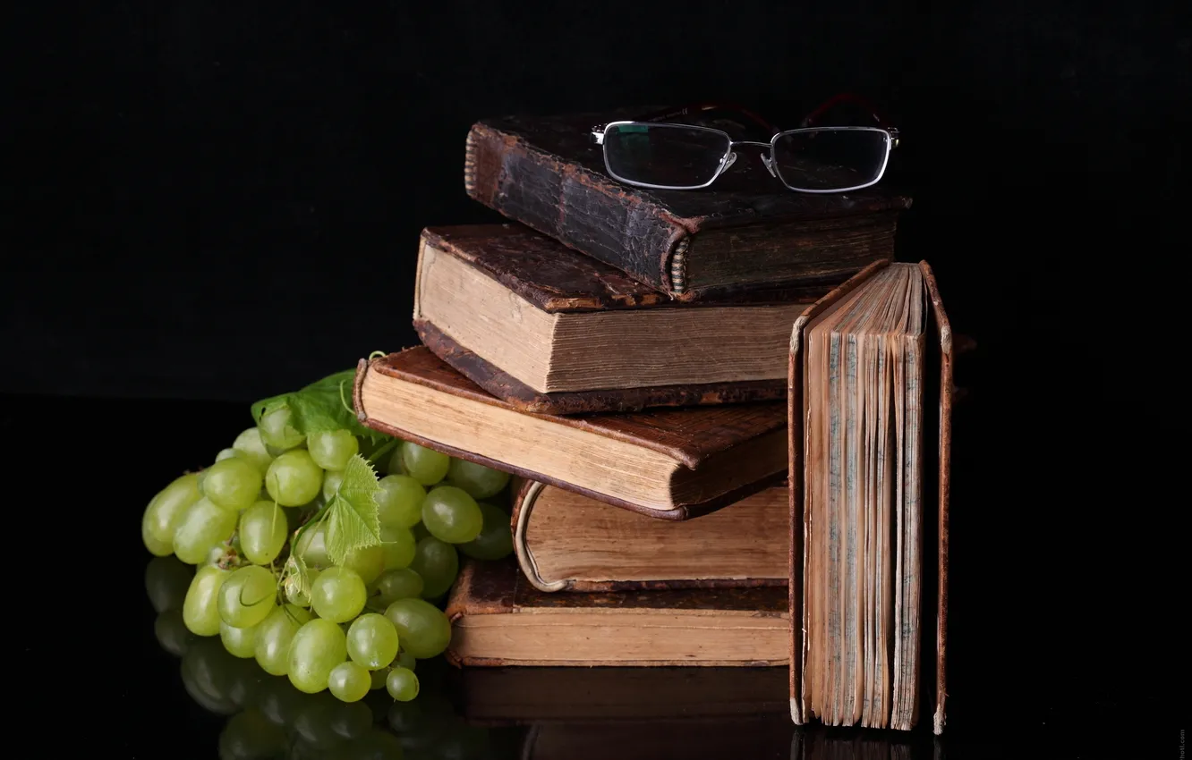 Фото обои отражение, стол, книги, очки, виноград, пища для ума