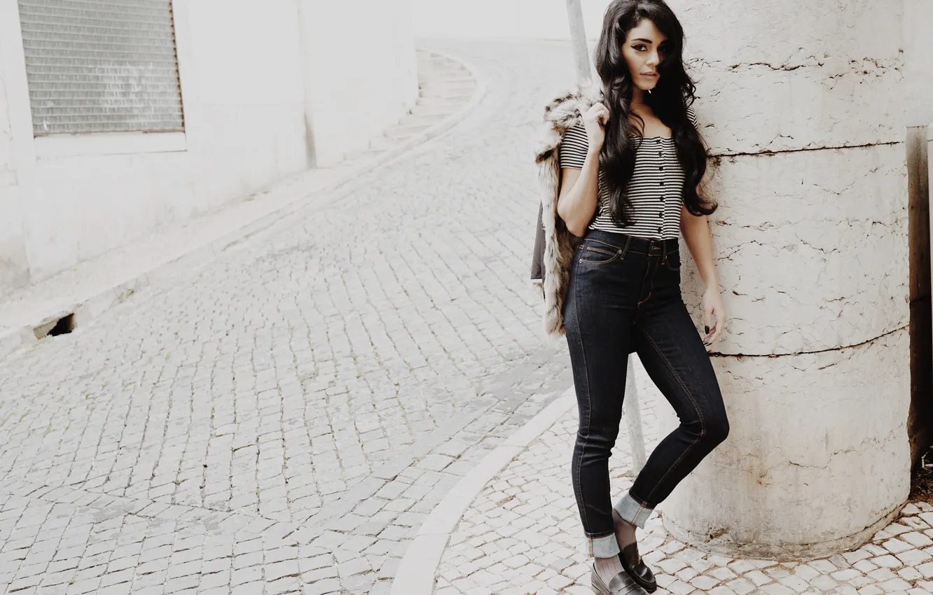 Фото обои девушка, город, улица, модель, волосы, джинсы, актриса, певица