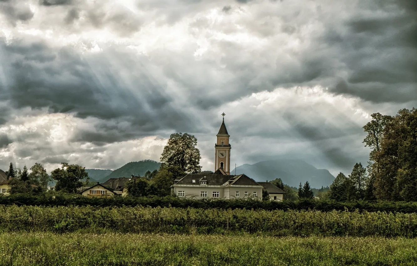 Фото обои поле, солнце, облака, горы, деревня, церковь