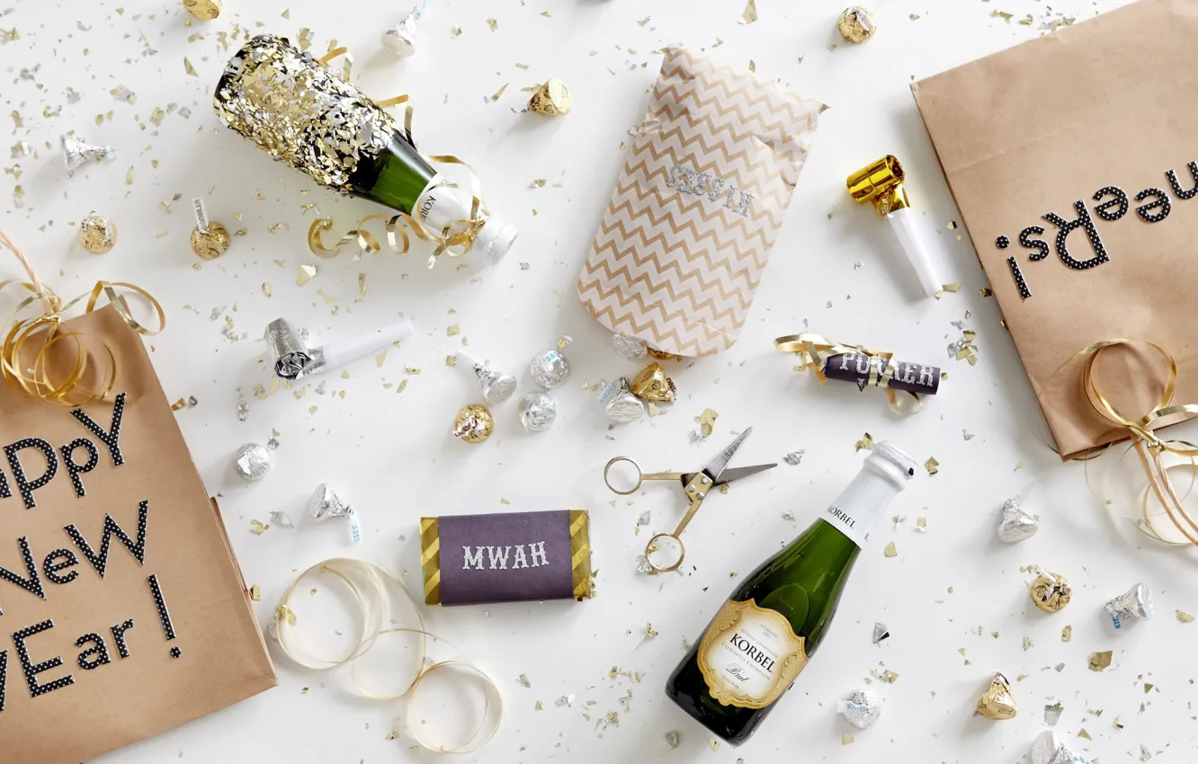 Фото обои надписи, новый год, конфеты, шампанское, пакеты