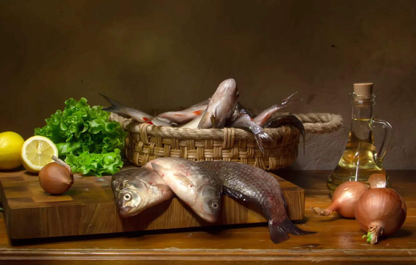 Фото обои рыбы, стол, бутылка, масло, лук, доска, корзинка, лимоны