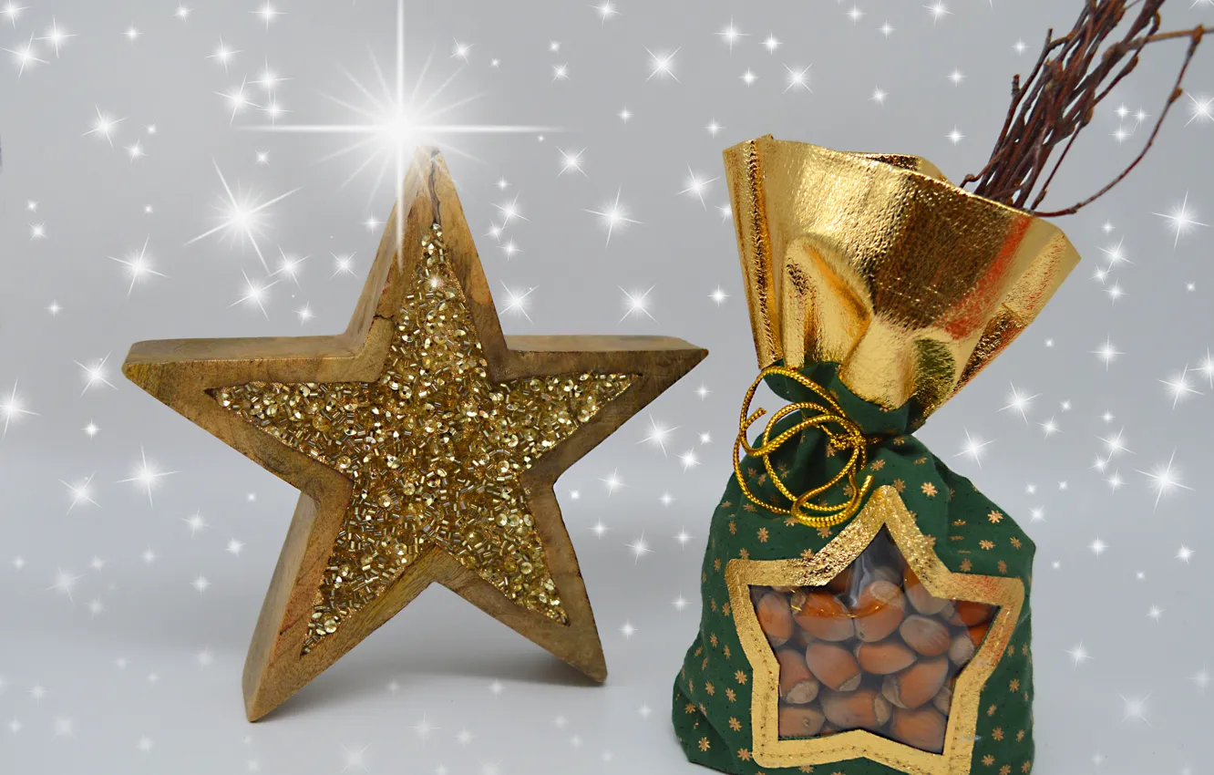 Фото обои праздник, звезда, Рождество, Новый год, орехи, ёлочные игрушки, новогодние декорации