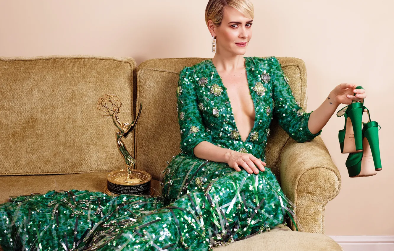 Фото обои улыбка, актриса, туфли, вырез, босоножки, зеленое платье, Sarah Paulson