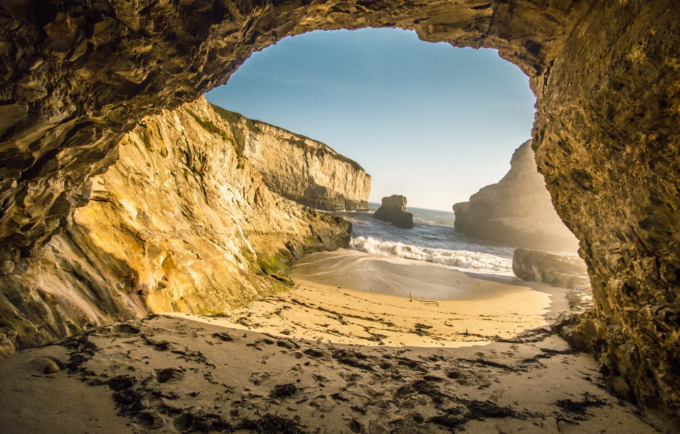 Фото обои песок, море, небо, камни, скалы, пещера, грот
