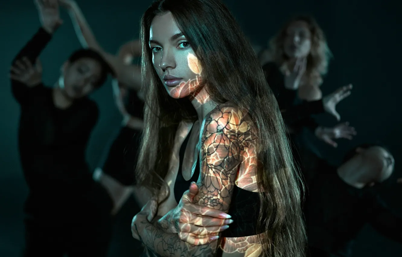 Фото обои взгляд, девушки, танцы, татуировки, Sasha Tattoing