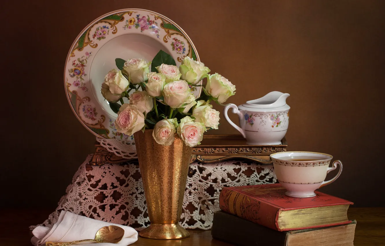 Фото обои цветы, стиль, фон, книги, розы, букет, тарелка, чашка