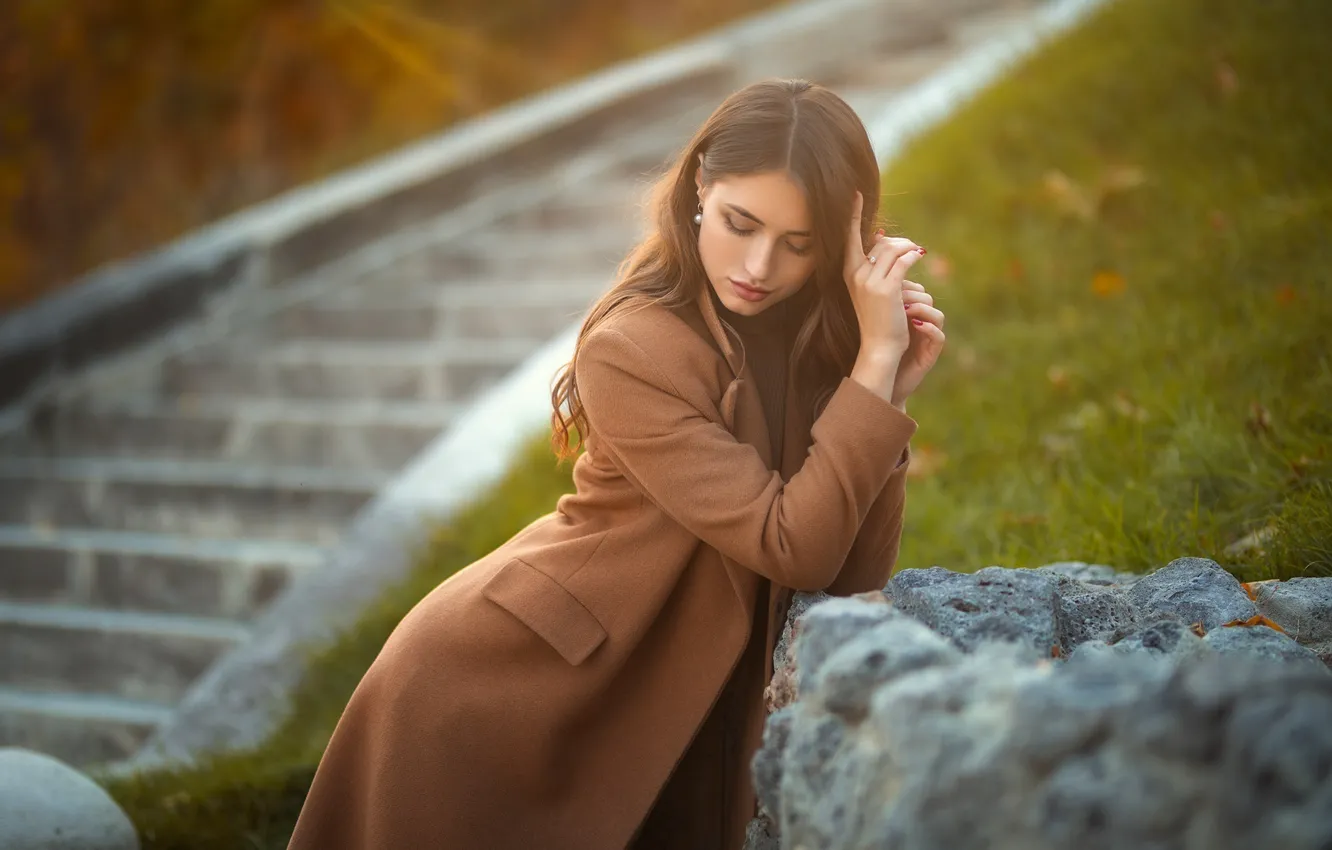 Фото обои девушка, grass, women, brunette, stairs, red nails, women outdoors, trench coat