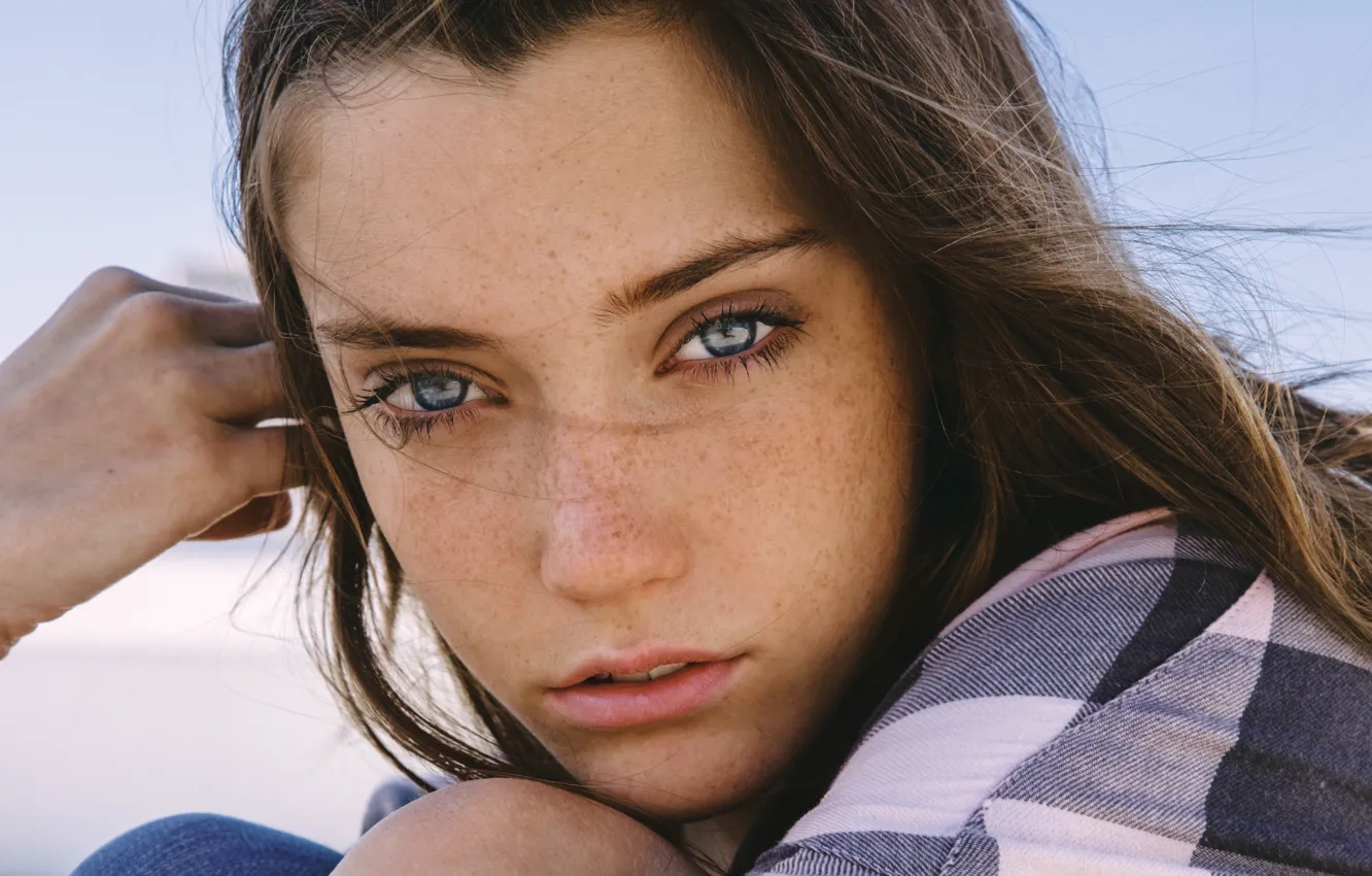 Фото обои girl, long hair, brown hair, photo, blue eyes, model, lips, jeans