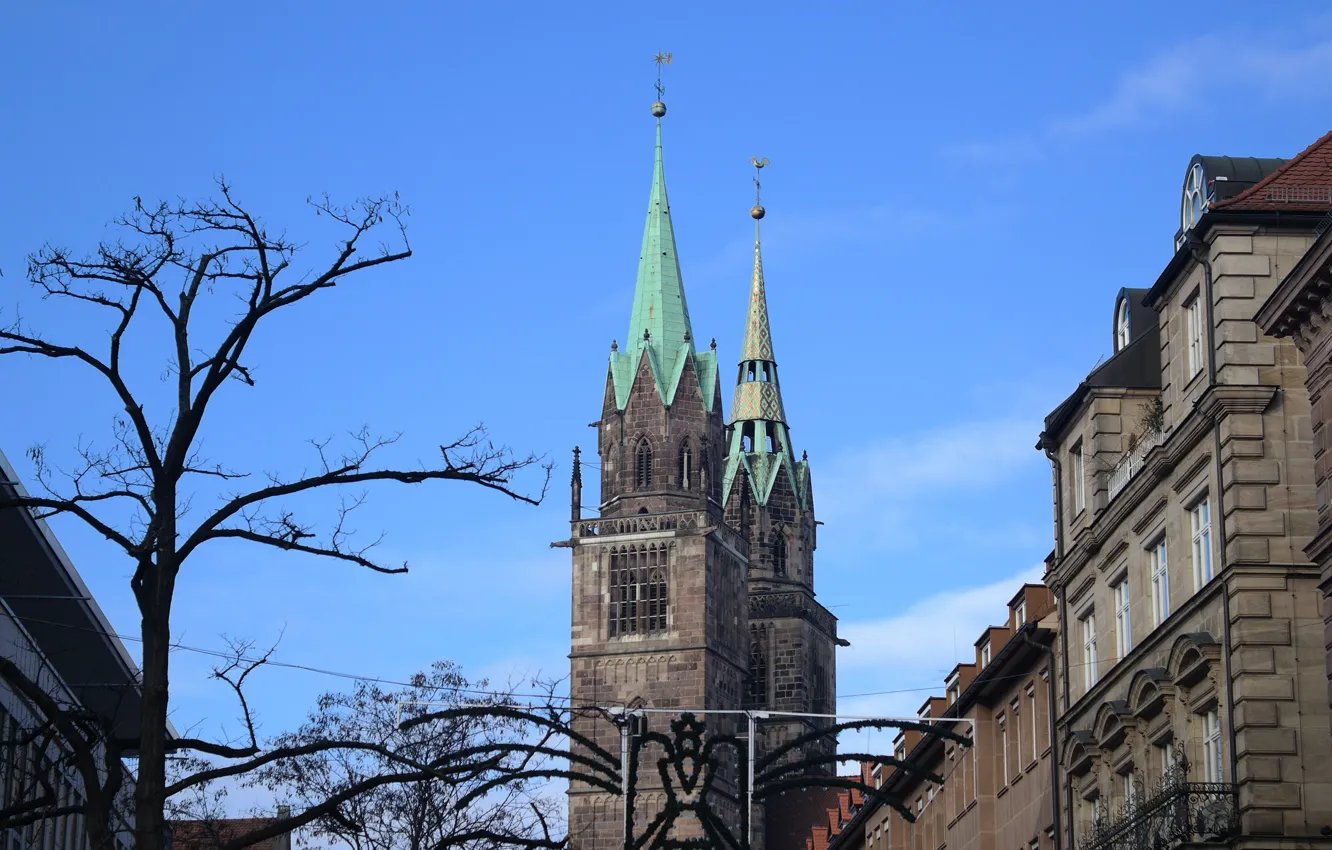Фото обои улица, башня, дома, Германия, Бавария, Нюрнберг, Лоренцкирхе, церковь Святого Лаврентия