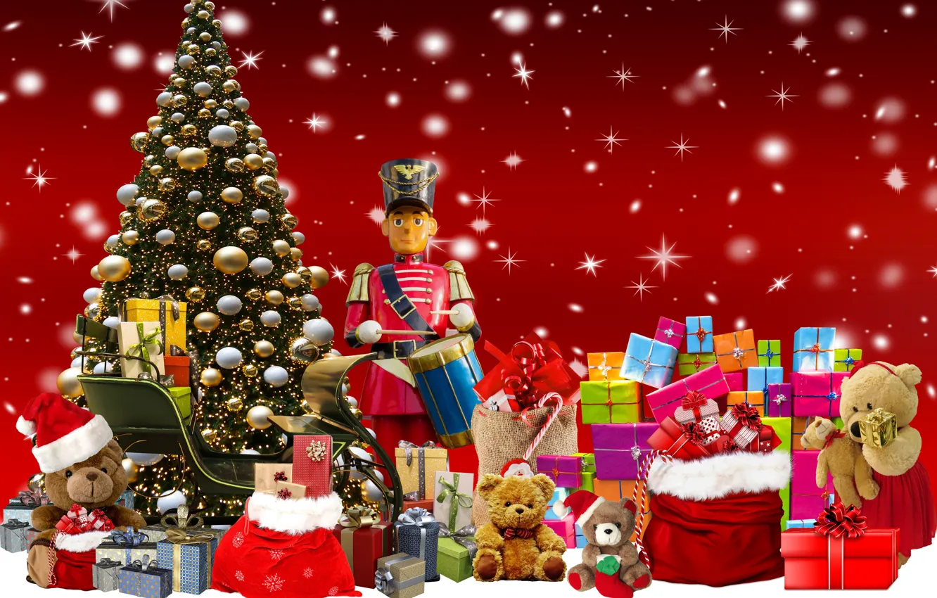 Фото обои Рождество, Новый год, Подарки, Мишки, Красный фон, Рождественские подарки для детей, Рождественская ёлка