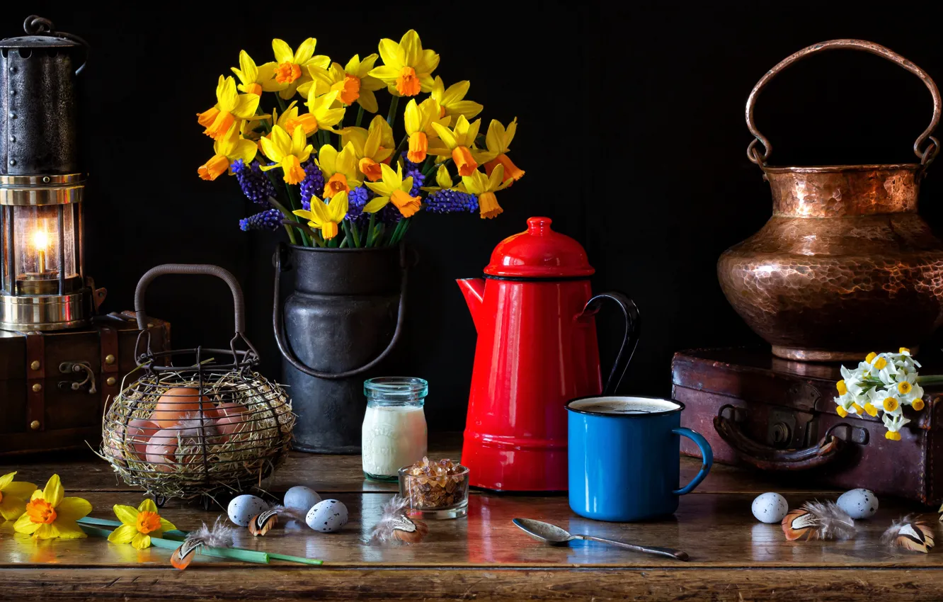 Фото обои цветы, стиль, лампа, яйца, букет, кружка, чемодан, натюрморт
