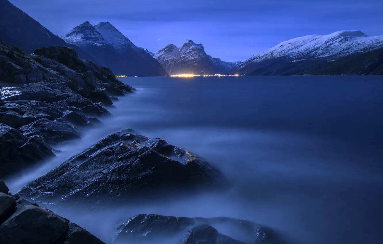 Фото обои вода, ночь, огни, туман, камни, скалы, водоём