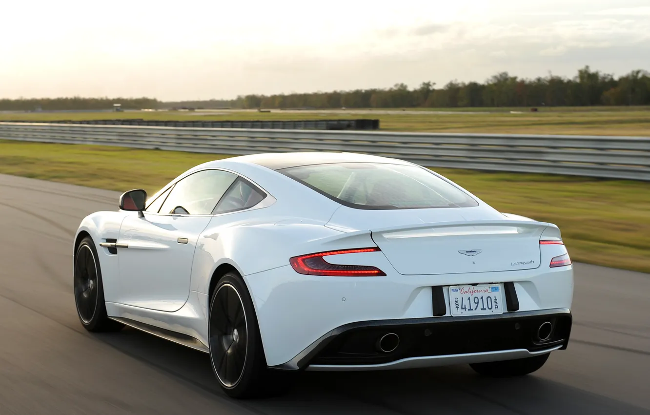 Фото обои белый, Aston Martin, суперкар, автомобиль, вид сзади, антикрыло, Vanquish