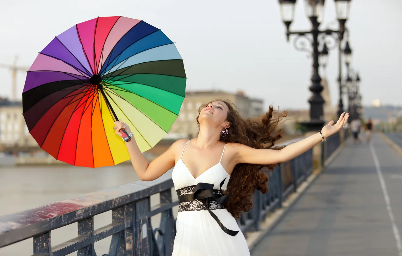 Фото обои девушка, радость, мост, зонт, фонари, шатенка