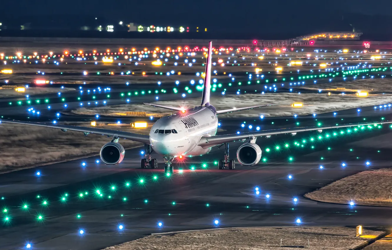 Фото обои ночь, огни, Япония, самолёт, взлётно-посадочная полоса, Airbus A330-200, Международный аэропорт Кансай